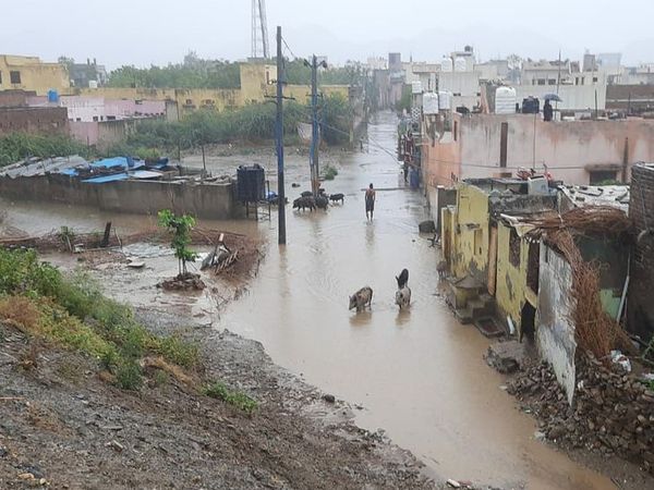 बारिश के बाद पानी भरने के कारण नाले जैसी दिखतीं अजमेर की सड़कें।