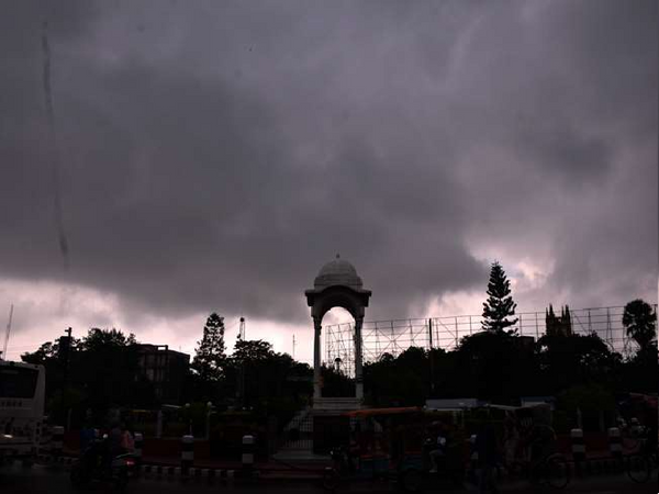बिहार के कई जिलों में भारी बारिश की चेतावनी जारी की गई है।