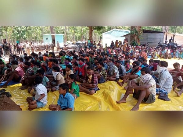 इंद्रावती नदी में संकेतकों को एकत्रित किया जाता है। वहां से चारों नक्सलियों को ग्रामीण बोदली के सीएएफ कैंप लेकर आए।