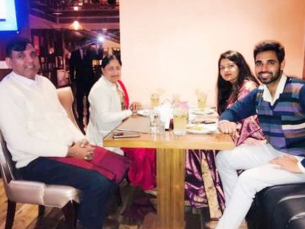 मां और पिता के साथ भुवनेश्वर कुमार और उनकी पत्नी नूपुर नागर।