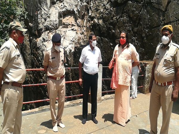 लोहार्गल धाम में कलेक्टर उमरदीन खान निरीक्षण करते हुए।