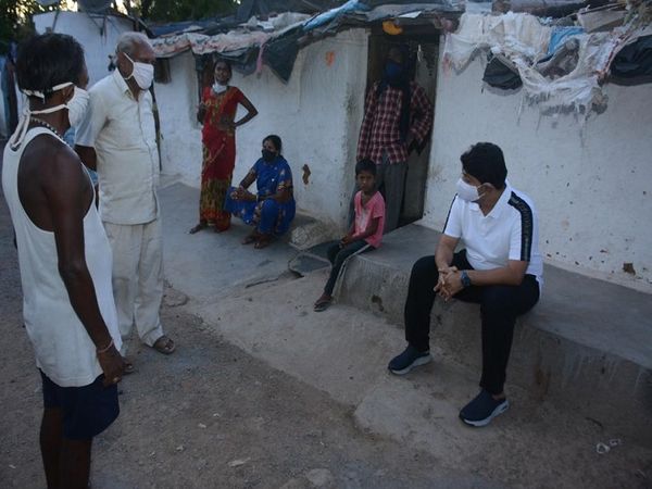 महापौर ने इस राशन की राशन की दुकान को रात 11 बजे तक राशन दिल्ल किया।