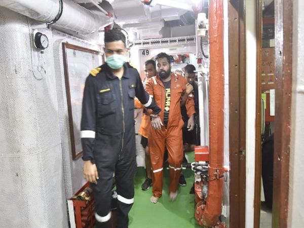 आईएनएस कोलकाता बुधवार की देर रात मुंबई स्थित नेवल डॉकयार्ड आ गया। यह अपने साथ 11 शव और 3 नाविकों को रेस्क्यू कर लाया है। - Dainik Bhaskar