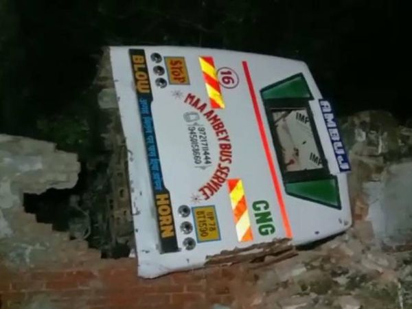 रेलिंग तोड़ हादसे का शिकार हुई बस। सभी यात्री सुरक्षित हैं। उनका अस्पताल में इलाज कराया गया है।