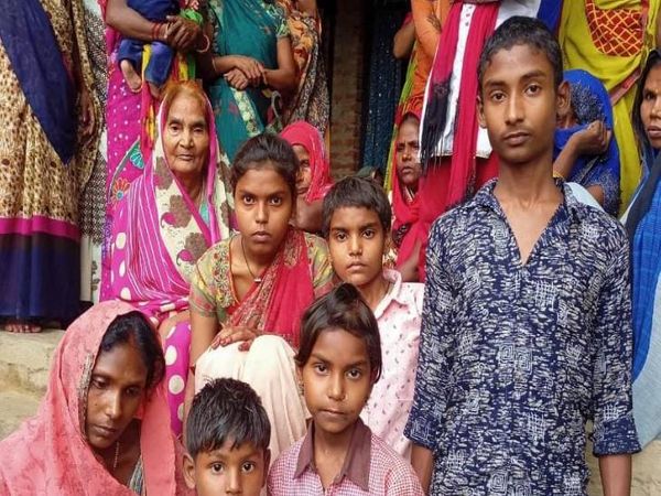 दीपक के लापता होने के बाद परिज� - Dainik Bhaskar