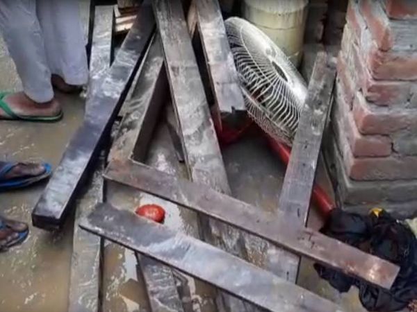 शामली में बारिश की वजह से अचानक छत भरभराकर गिर गई।