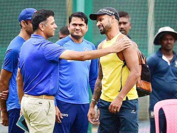 NCA में शिखर धवन से मिलते राहुल द्रविड़।