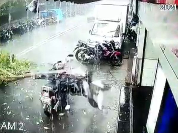 यह घटना एक किराना शॉप के बाहर लगे CCTV कैमरे में कैद हुई है। इसमें पेड़ को गिरते देखा जा सकता है। - Dainik Bhaskar