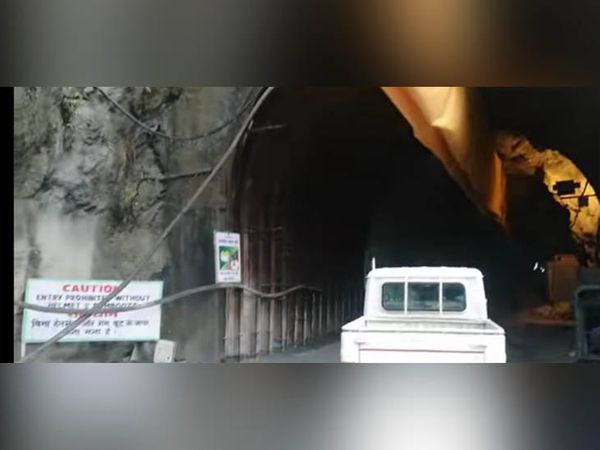 कुल्लू में पार्वती जल विद्युत परियोजना के चरण दो में टनल पर मौजूद रेस्क्यू टीम की गाड़ी। - Dainik Bhaskar