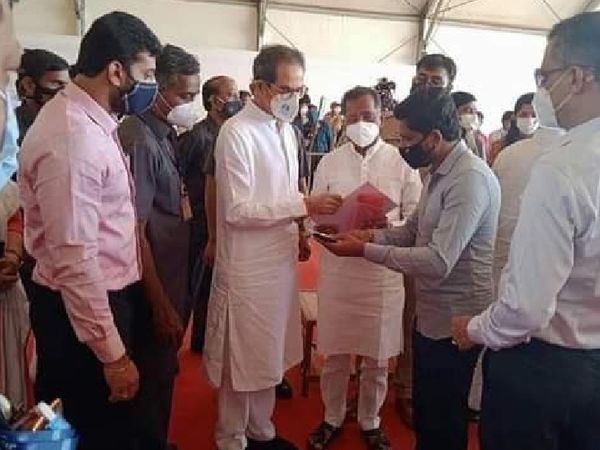 रत्नागिरी पहुंचे CM उद्धव ठाकरे प्रभावित लोगों से बात करते हुए। - Dainik Bhaskar