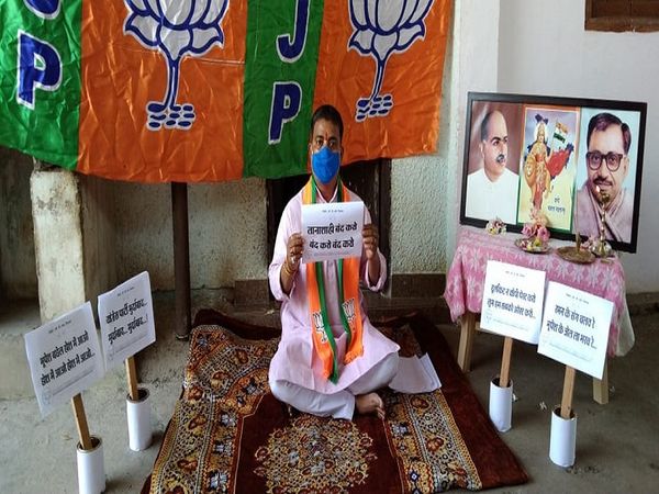 रायपुर के माना इलाके में भाजपा नेता श्यामा चक्रवर्ती ने दिया धरना।
