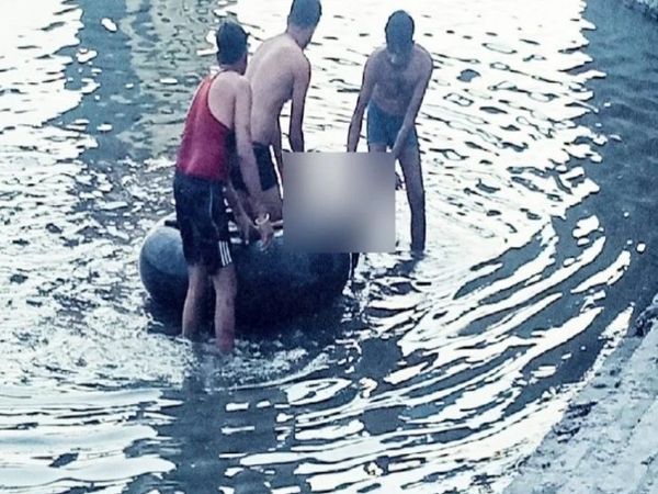 युवकों के शवों को नदी से बाहर निकालते गोताखोर। - Dainik Bhaskar