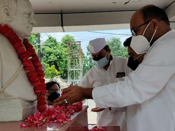 राजीव गांधी के चित्र पर पुष्प अर्पित करते अजय कुमार लल्लू। - Dainik Bhaskar