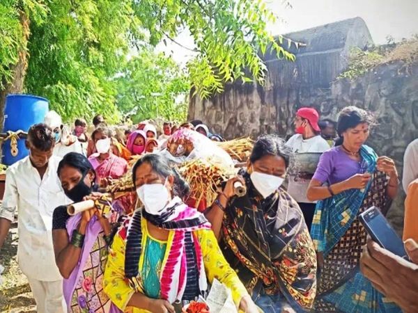 बेटियों को श्मशान की ओर बढ़ता देख गांव के कुछ लोग उनकी मदद को आगे बढे, लेकिन उन्होंने उन्हें मना कर दिया है। - Dainik Bhaskar