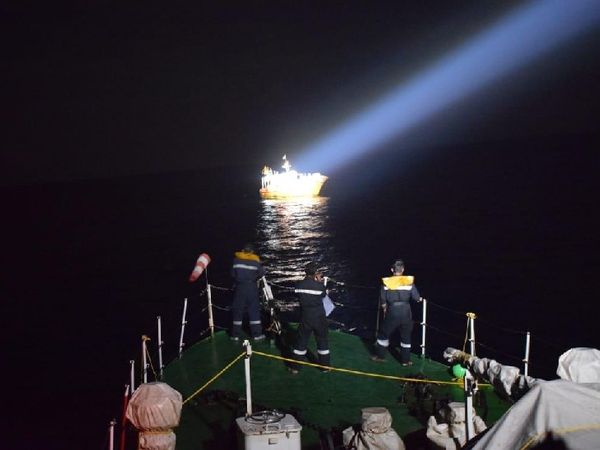 कोस्ट गार्ड की तरफ से देर रात तक अलर्ट जारी किया जा रहा है।