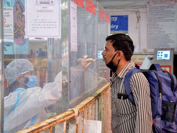 यह फोटो झारखंड के हतिया रेलवे स्टेशन की है। यहां महाराष्ट्र से आने वाले प्रवासी मजदूरों की कोरोना जांच की जा रही है। - Dainik Bhaskar