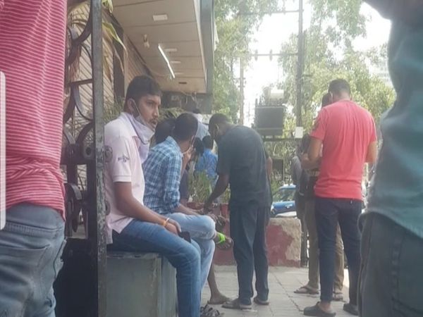 ये भीड़ शराब मिलने के इंतजार में है। ऐसे में दुकान बंद रखना सिर्फ औपचारिक सा हो गया है।