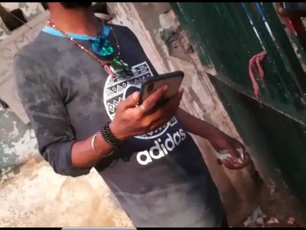 दुकान के इस कर्मचारी के हाथ में नोट दिख रहे हैं, ये अंदर से बोतल लाकर देने का अवैध चार्ज वसूलने की वजह से है।