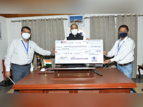 शिमला स्थित सचिवालय में हिमाचल प्रदेश के मुख्यमंत्री जयराम ठाकुर को सहायता राशि का चेक सौंपते बद्दी स्थित एल्केम लैबोरेट्री प्राइवेट लिमटेड के अधिकारी। - Dainik Bhaskar
