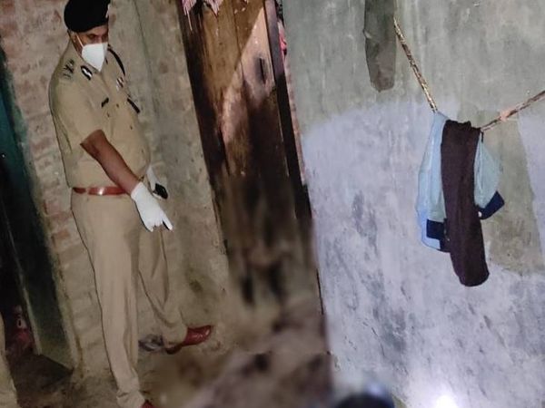 घटना केबाद मौके पर पहुंचे पुलिस अधिकारियों ने मौके से साक्ष्य जुटाए।