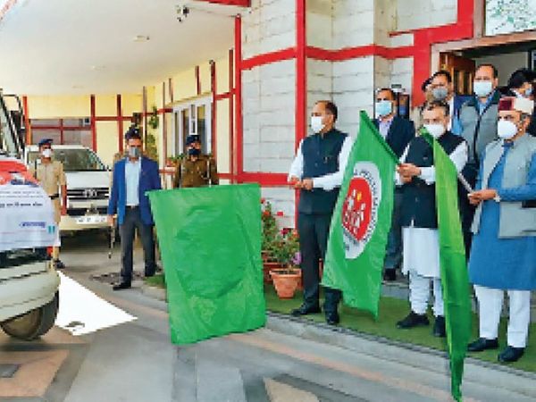 सीएम ने शिमला से होम आइसोलेशन में रह रहे कोविड के रोगियों के लिए होम आइसोलेशन किट का शुभारंभ भी िकया। उन्होंने कहा िक इससे न केवल मामलों का शीघ्र पता लग सकेगा बल्कि वायरस के फैलने पर भी रोक लगेगी। प्रदेश के विभिन्न भागों के लिए होम आइसोलेशन किट के 11 वाहनों को झण्डी दिखा रवाना किया। - Dainik Bhaskar