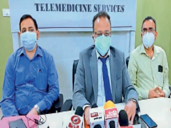 बिलासपुर के कोठीपुरा स्थित एम्स में पत्रकारों से बातचीत करते निदेशक डाॅ. वीर सिंह नेगी। - Dainik Bhaskar
