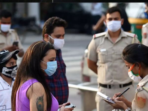 बिन मास्क के बाहर घूमने वाले लोगों पर पहले मुंबई में 200 रुपए का जुर्माना था। जनवरी में इसे बढ़ा कर 500 रुपए कर दिया गया है। - Dainik Bhaskar