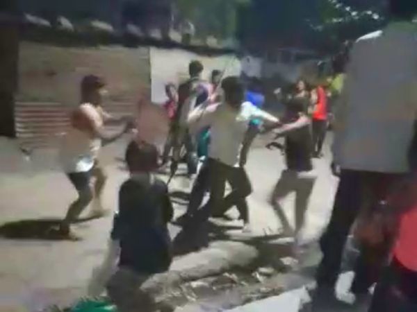 इस पूरी मारपीट का एक वीडियो सामने आया है। जिसमें दोनों पक्ष जमकर मारपीट करते हुए नजर आ रहे हैं। - Dainik Bhaskar