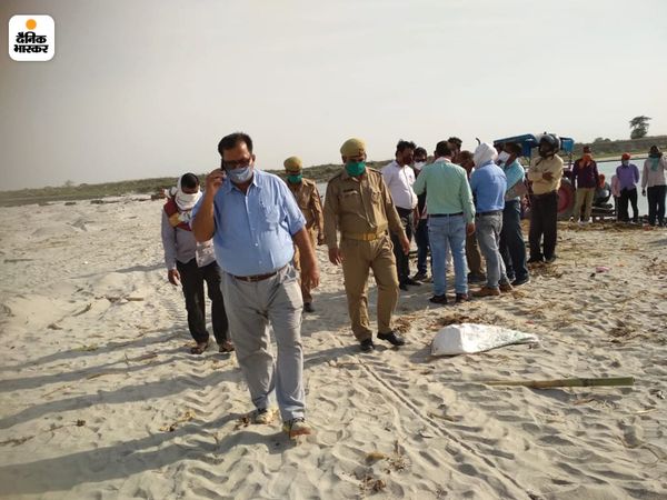 At Shringverpur Ghat in Prayagraj, the administration cleaned the bamboo and clothing on the side of the dead bodies buried within a kilometer radius, asked - will ask for an inquiry | सरकार ने प्रयागराज के श्रृंगवेरपुर घाट पर दफन शवों के कफन रातों-रात साफ करवाए; अफसर कह रहे- जांच कराएंगे 3 प्रशासन के अधिकारी और पुलिसकर्मी सोमवार सुबह भी जायजा लेने घाट पर पहुंचे थे।