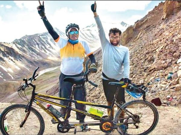 लद्दाख में आयोजित एक साइकिलिंग इवेंट में टेंडम बाइक के साथ विनीत सरायवाला (दाएं)। - Dainik Bhaskar