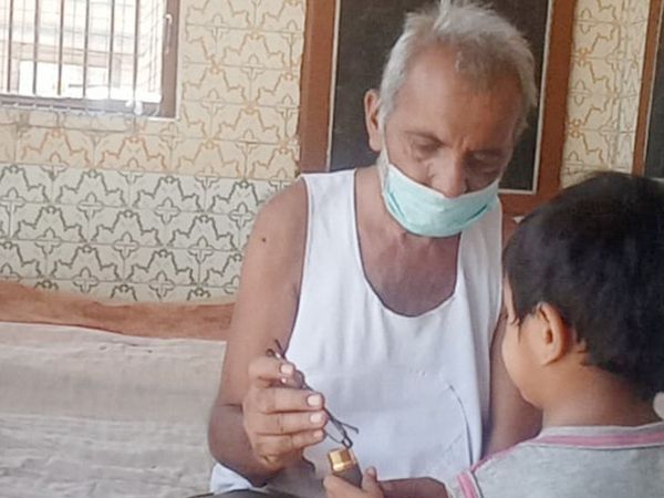 कनुभाई राडदिया अपने पोते के साथ।
