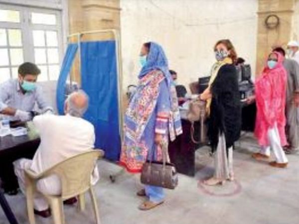 घंटों लाइन में लगे रहने के बाद भी लोगों को वैक्सीन नहीं लग पा रही है। - Dainik Bhaskar