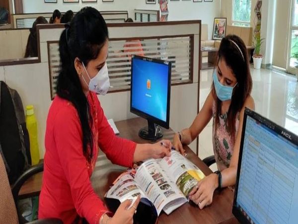 काउंसिलिंग करते हुए। - Dainik Bhaskar