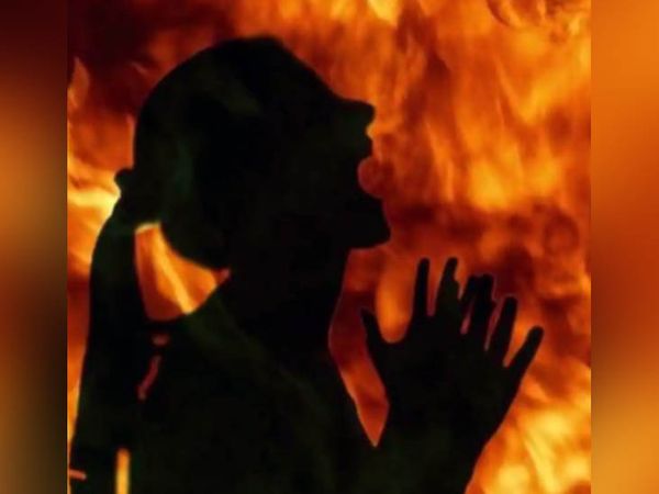 ऊना जिले के गांव लालुवाल में एक महिला को आत्महत्या की कोशिश के बाद अस्पताल में भर्ती कराया गया है। आग की प्रतीकात्मक फोटो - Dainik Bhaskar