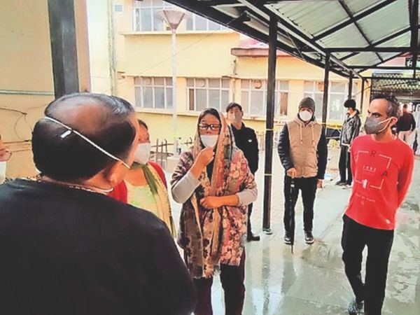 आईजीएमसी में मृतक के परिजन एमएस के पास शिकायत करते हुए। - Dainik Bhaskar