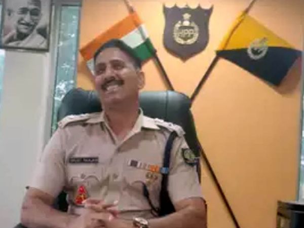कांगड़ा के SSP विमुक्त रंजन लूट की वारदात के आरोपियों की गिरफ्तारी के बारे में जानकारी देते हुए। - Dainik Bhaskar