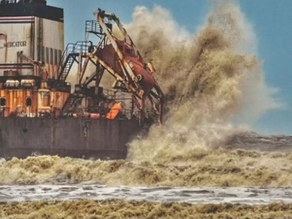 P-305 बार्ज 17 मई को अरब सागर में डूब गया था। उस दौरान इसपर 261 लोग सवार थे। - Dainik Bhaskar