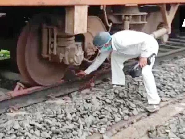 बंगाल के ईस्ट मिदनापुर में चक्रवात के दौरान एक्सीडेंट से बचाने ट्रेनों को चैन से बांधा गया।