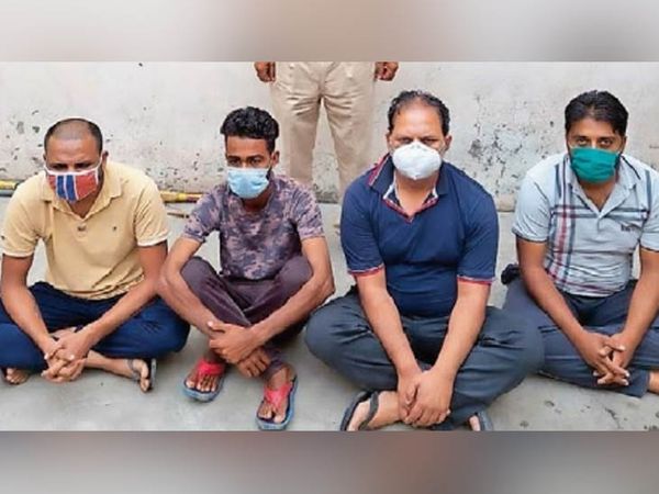 अंबाला पुलिस की तरफ नकली रेमडेसिविर की सप्लाई के मामले में गिरफ्तार किए गए लोग। - Dainik Bhaskar