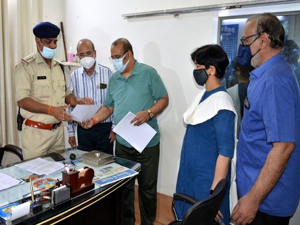 IMA और हॉस्पिटल बोर्ड के प्रतिनिधियों ने रायपुर के थाने पहुंचकर दो पेज में अपनी शिकायत सौंपी है। - Dainik Bhaskar