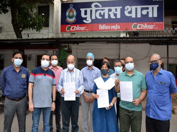 सिविल लाइन थाने के बाहर निकले डॉक्टरों ने रामदेव के खिलाफ नाराजगी जताई।