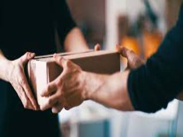 कूरियर ब्वॉय ने डिलीवरी देते समय सिग्नेचर भी नहीं कराए थे। - Dainik Bhaskar