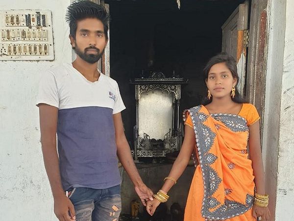 युवक-युवतियों ने अपना घर छोड़ दिया और लिव-इन रिलेशनशिप में रहने लगे। इसका पता परिजनों को चला तो उन्होंने दोनों का परित्याग कर दिया। इससे दुखी होकर दोनों गांव छोड़कर चले गए।