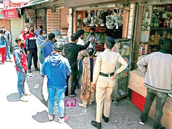 शिमला के बालूगंज बाजार में खरीदारी करने पहुंचे लोग। - Dainik Bhaskar