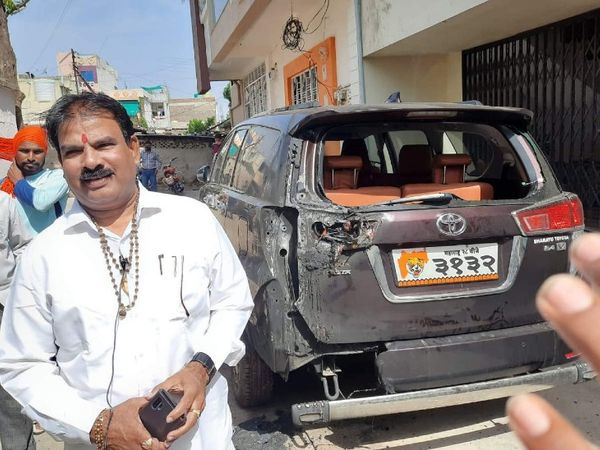 इस वारदात में विधायक संजय गायकवाड़ की कार बुरी तरह क्षतिग्रस्त हुई है। - Dainik Bhaskar