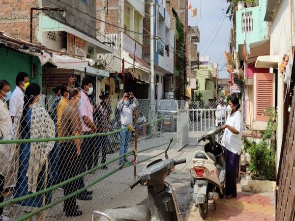 संक्रमित परिवारों से बात कर सभी जरूरी वस्तुएं उपलब्ध करवाने के आदेश दिए।