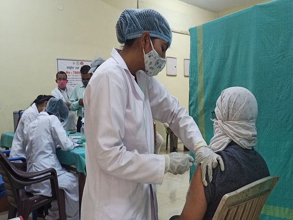 प्रदेश सरकार के खर्च पर 18 से 44 वर्ष आयु वर्ग के लोगों का टीकाकरण अभियान एक मई से शुरू हुआ था। शुरुआती दिनों में केवल कोवैक्सीन लगाई गई थी। - Dainik Bhaskar