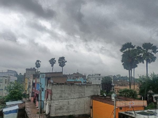 भागलपुर जिले में तेज हवा के साथ बारिश हुई। यहां सुबह से ही आसमान में बादल छाए थे।