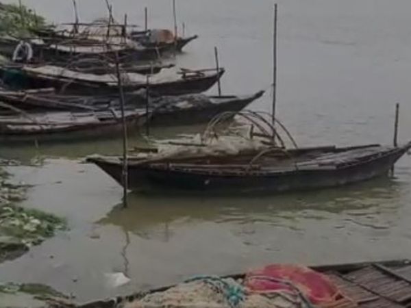 मुंगेर में बारिश की वजह से एहतियात के तौर पर मछुआरों को गंगा में जाने की मनाही की गई है।