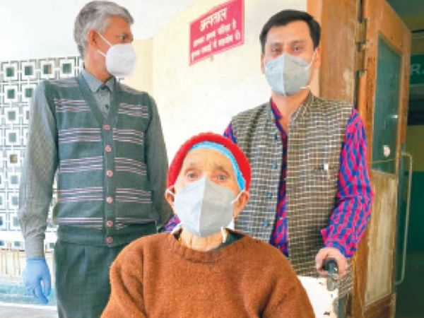 अस्पताल से छुट्टी के बाद 102 वर्षीय महिला धर्मदासी - Dainik Bhaskar